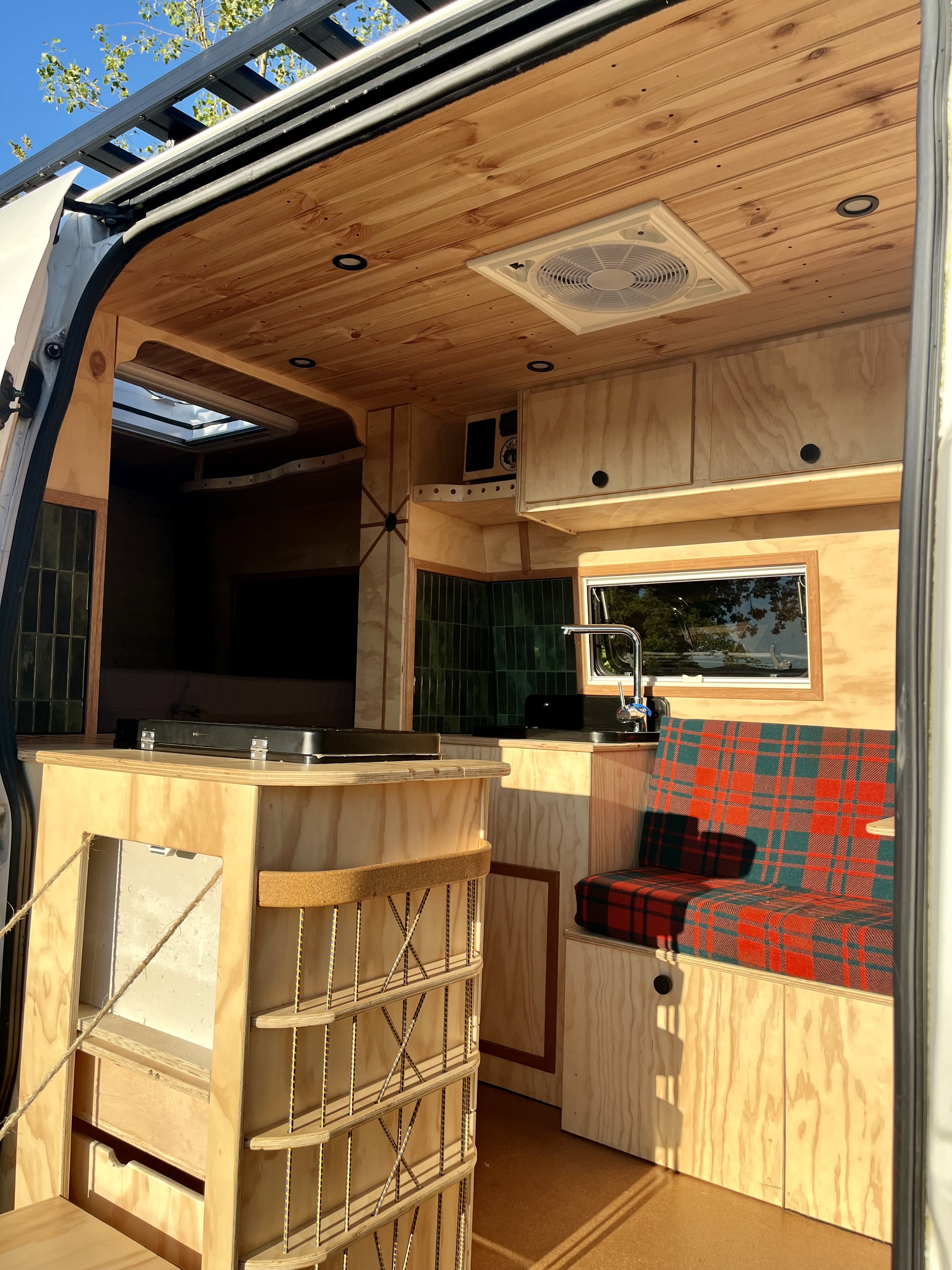 Buscamper te koop bij Surf Shack Vans