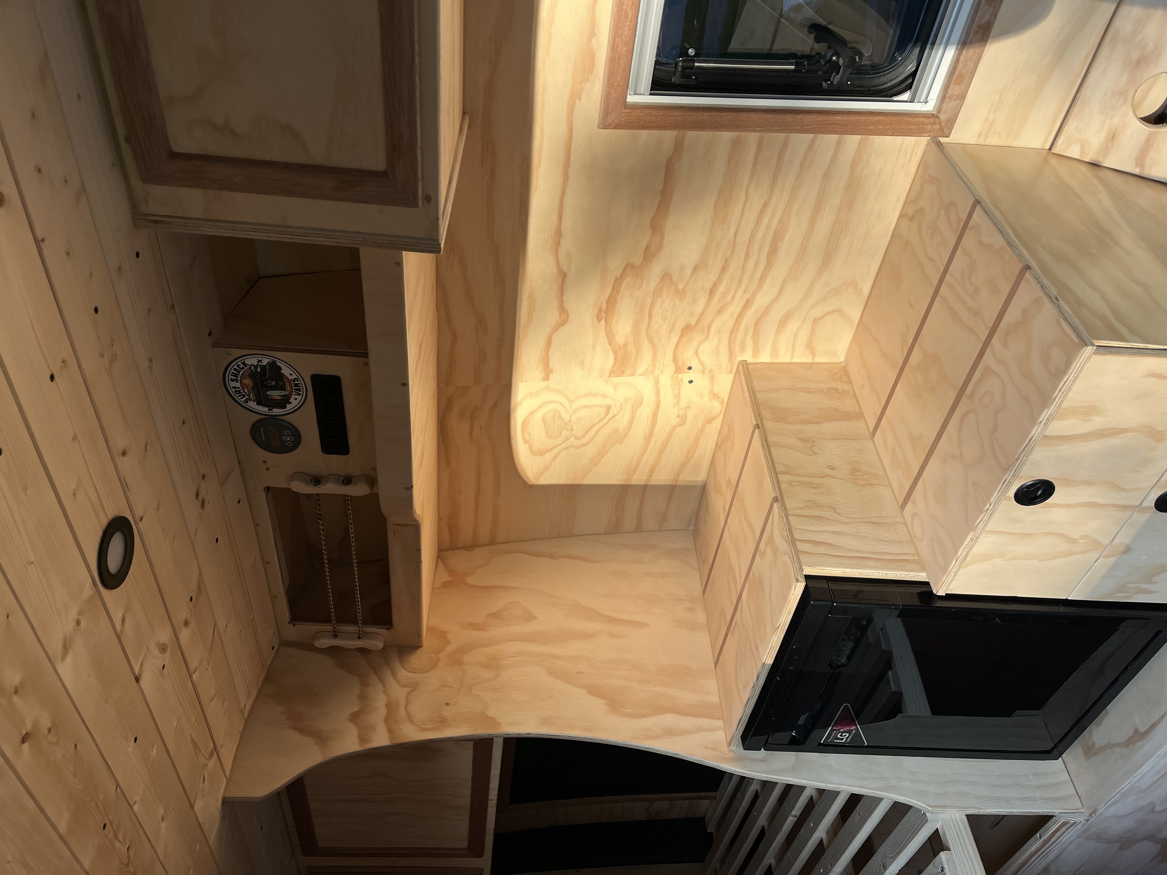 Trapsgewijs slaap- en zitgedeelte met sfeerverlichting en Surf Shack Vans logo