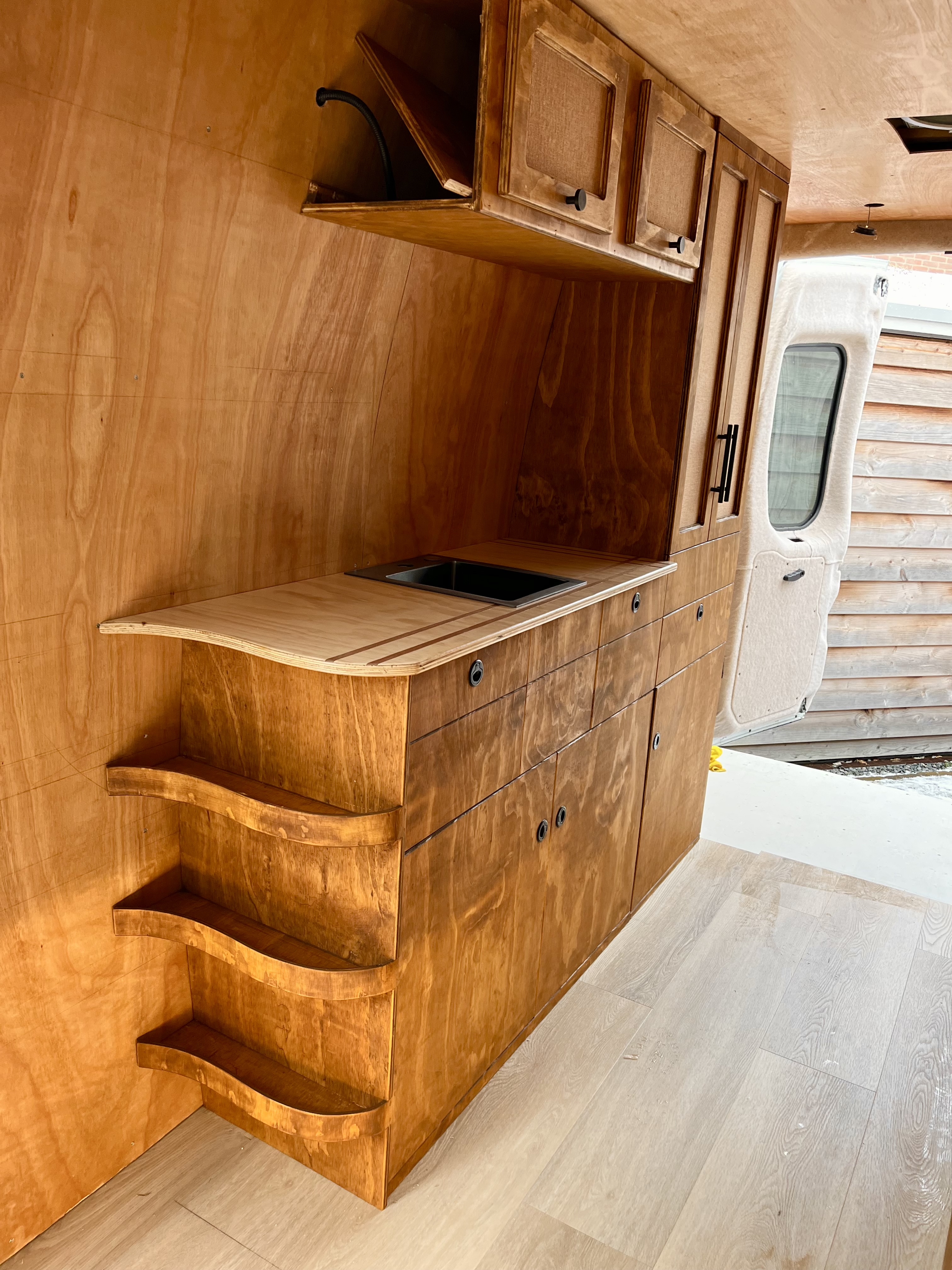 Houten keukenblok met laden, hangkasten en gassteluitsparing