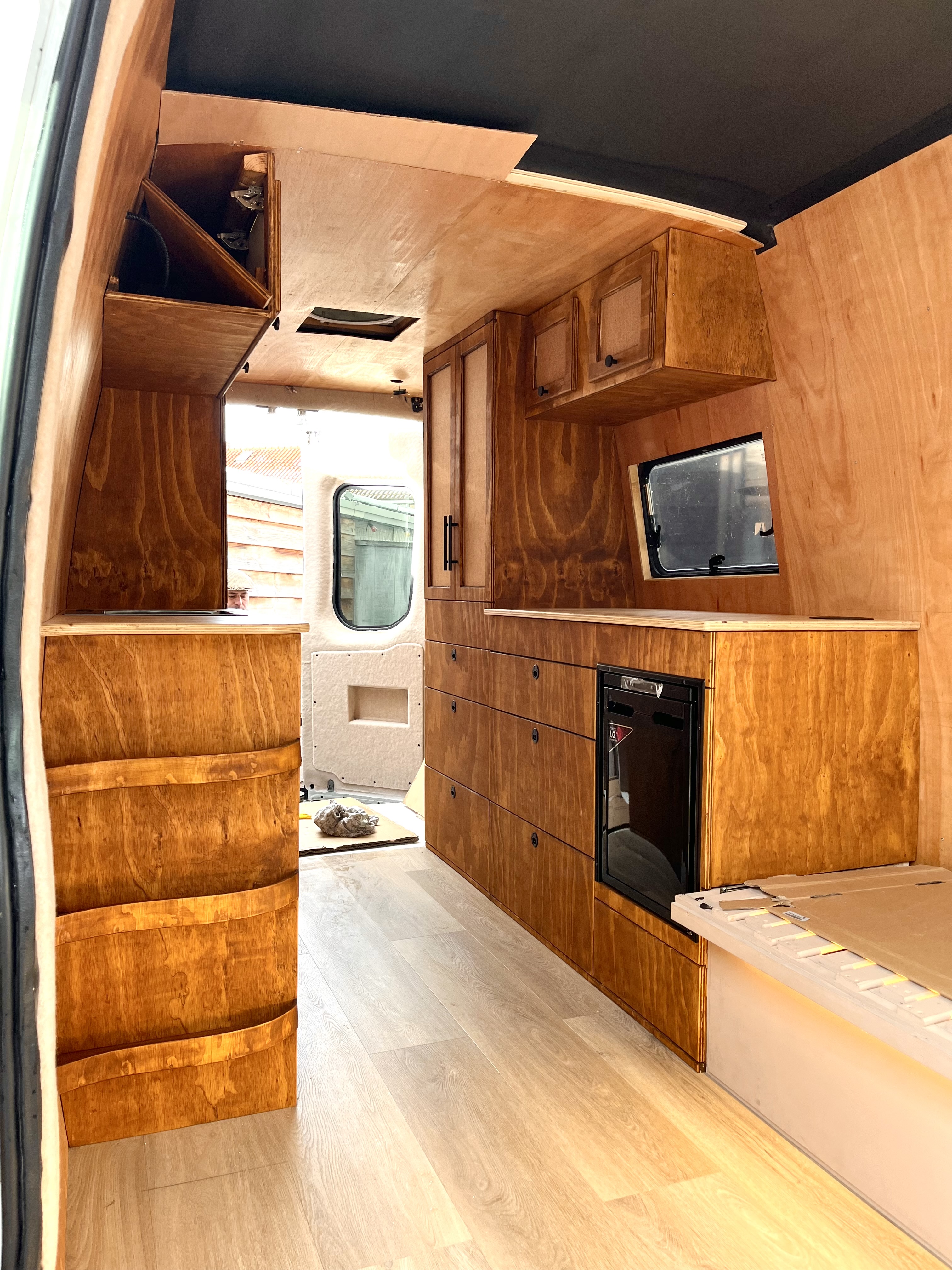 Interieur in opbouwfase: ladenkast links en keukenblok met oven rechts
