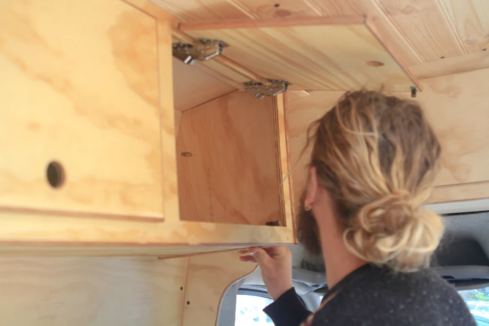 Houtwerk op maat zagen in de werkplaats
