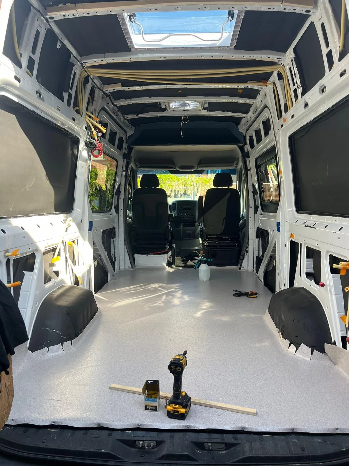 Werkzaamheden in de bus tijdens de voorbereiding