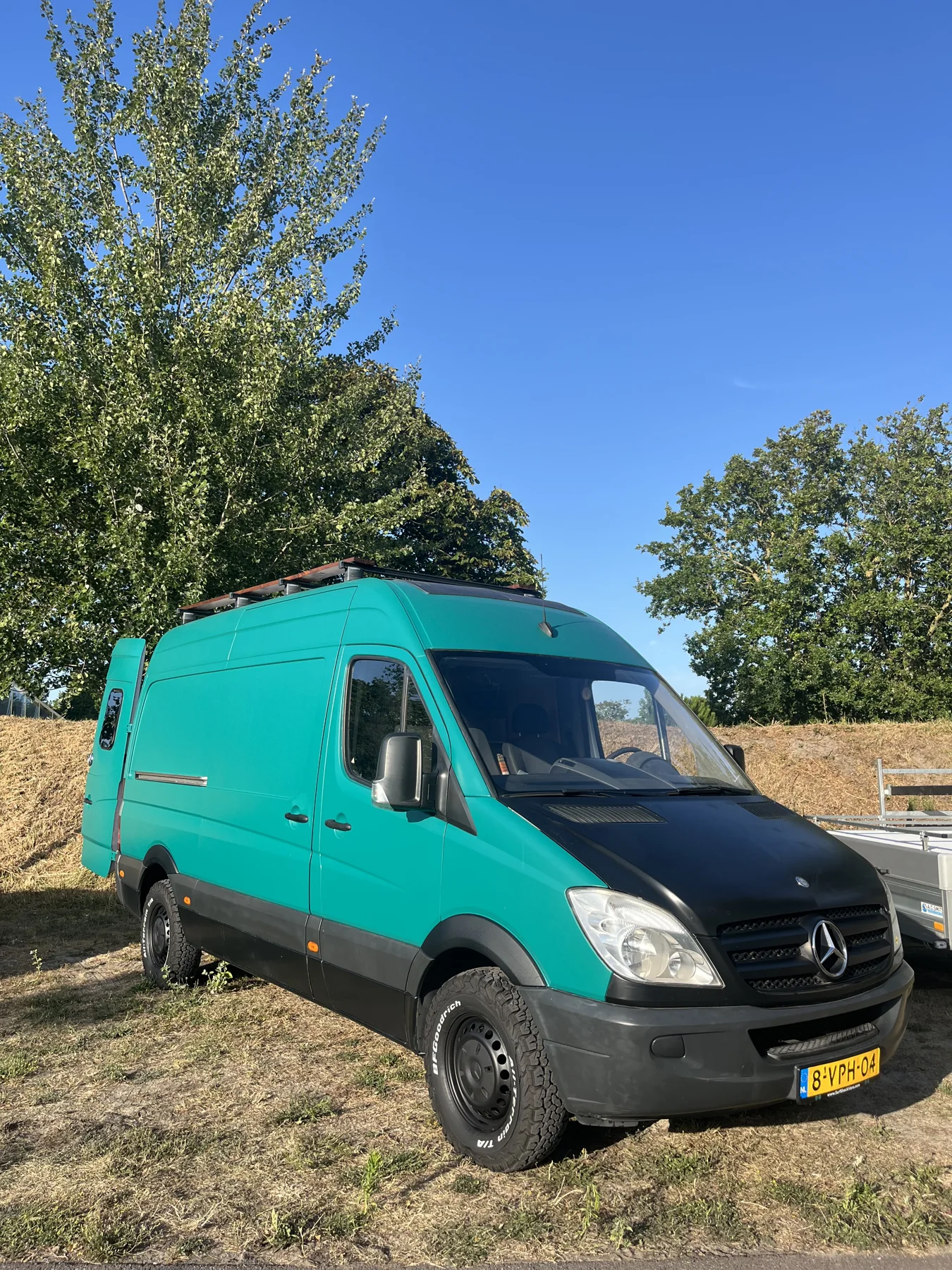 Groene Mercedes Sprinter, vooraanzicht