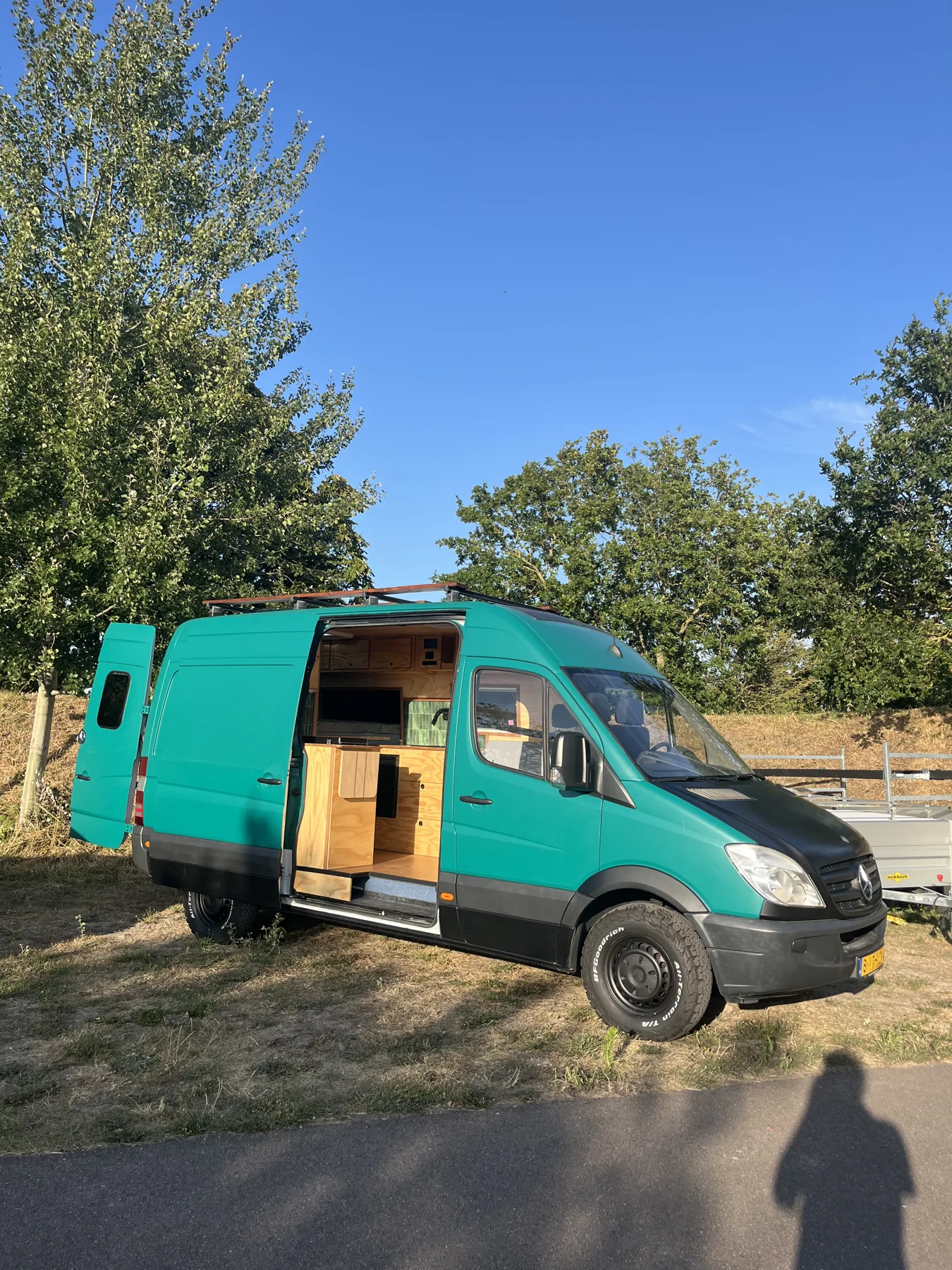 Groene Mercedes Sprinter 219 V6 met geopende schuifdeur