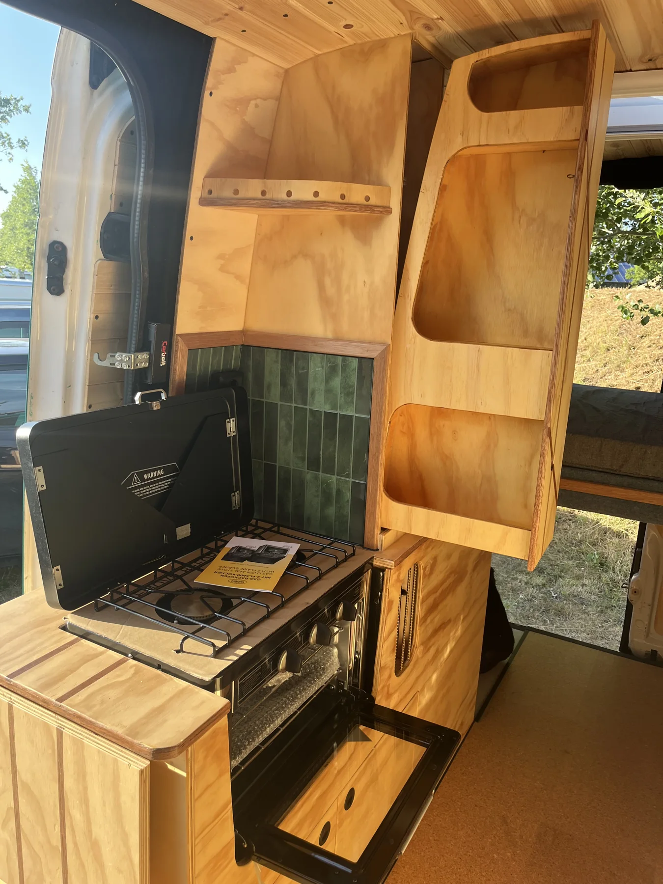 Gasoven met kookplaat en bovenkasten