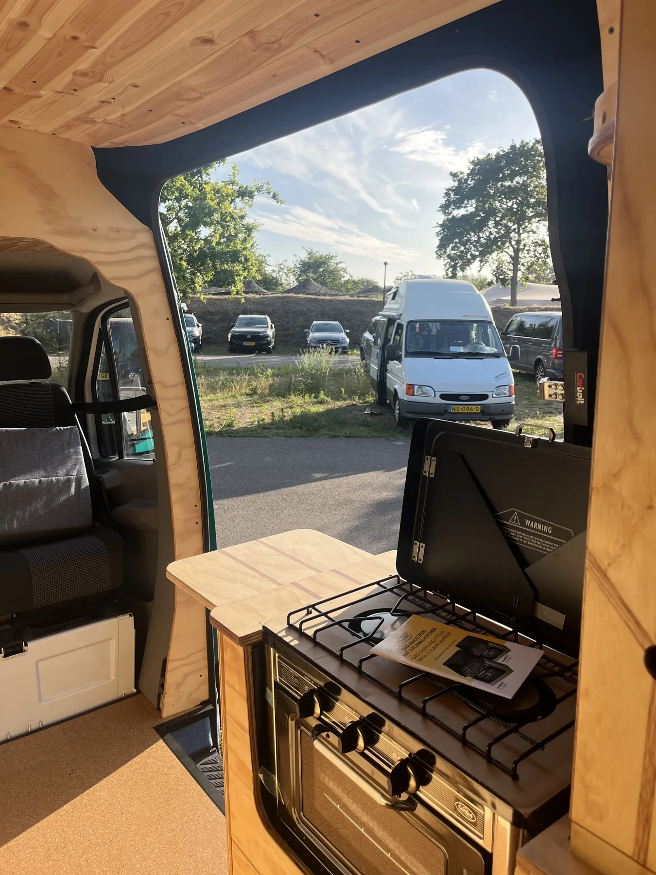 Uitzicht vanuit de keuken door de schuifdeur
