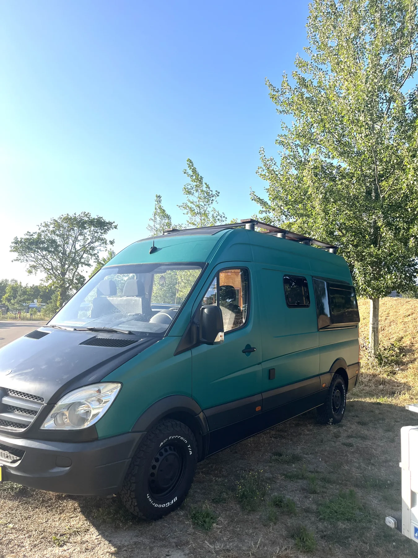 Groene Mercedes Sprinter, zijaanzicht
