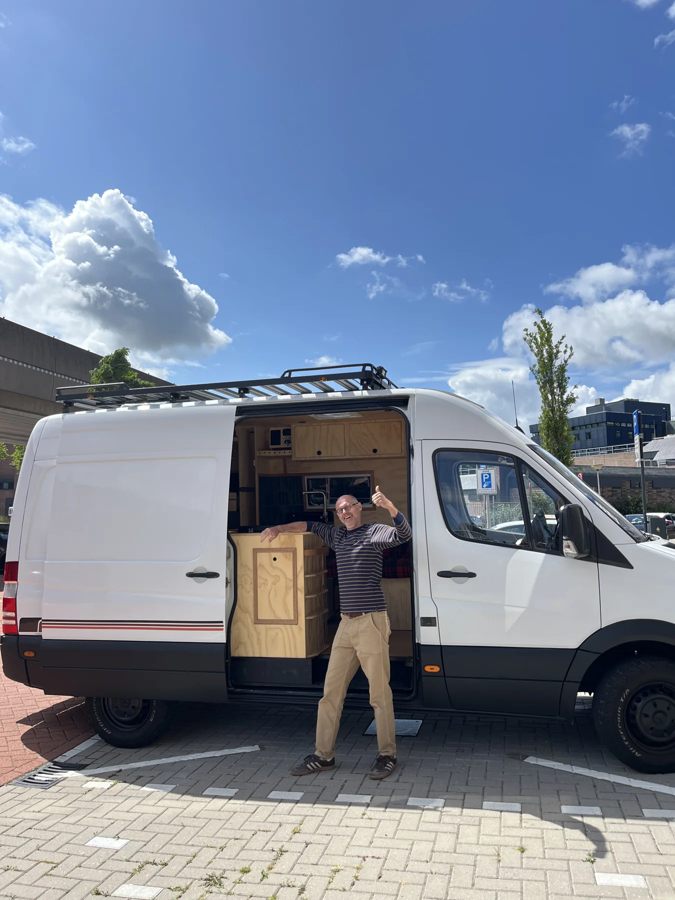 Witte Mercedes Sprinter met geopende schuifdeur