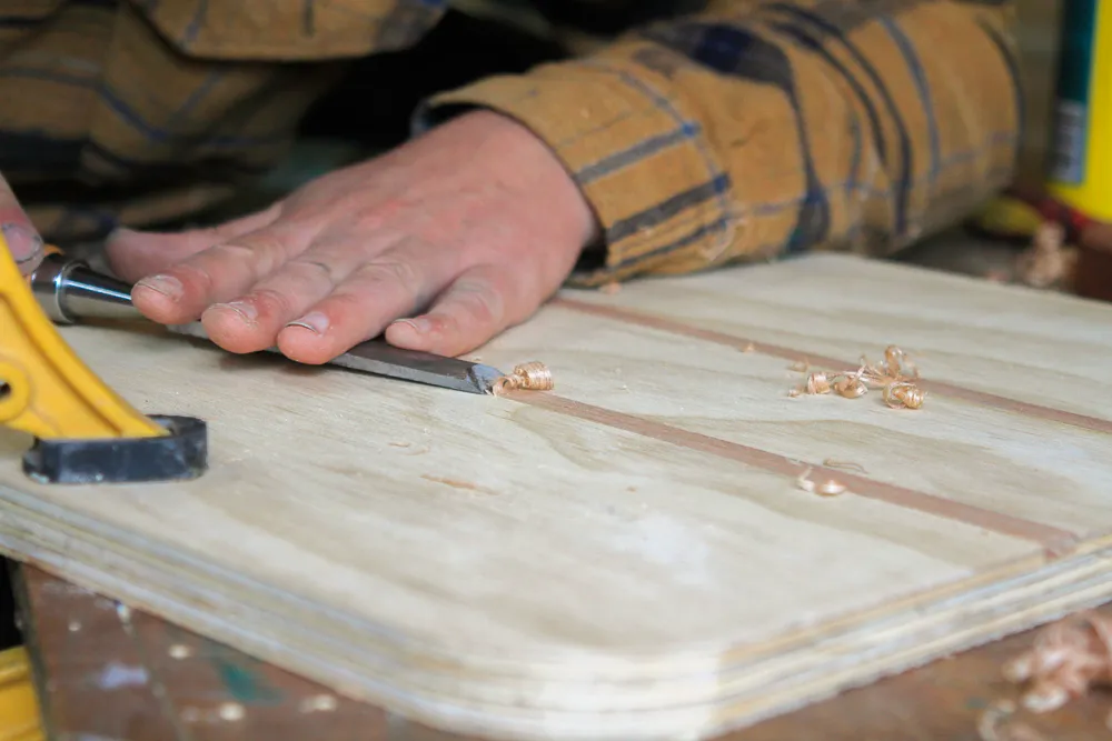 Laatste handwerk aan de houten afwerking