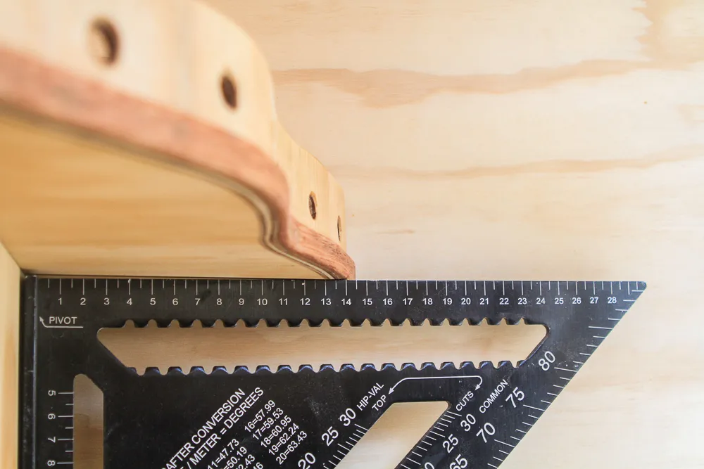 Detail van een houten inlegstrip in het interieur