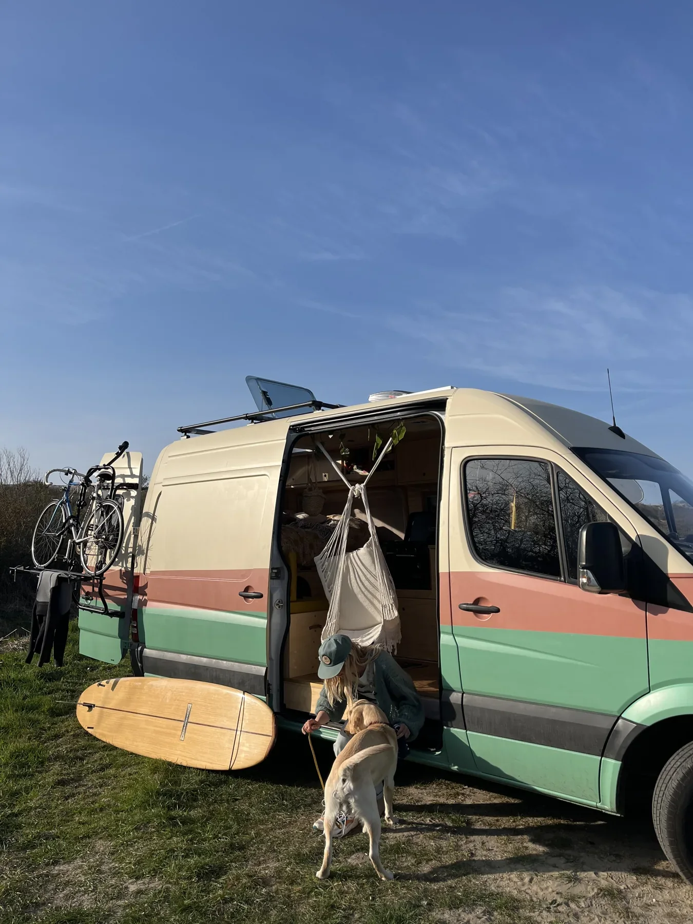 De buscamper van Beitske met surfplank en hond