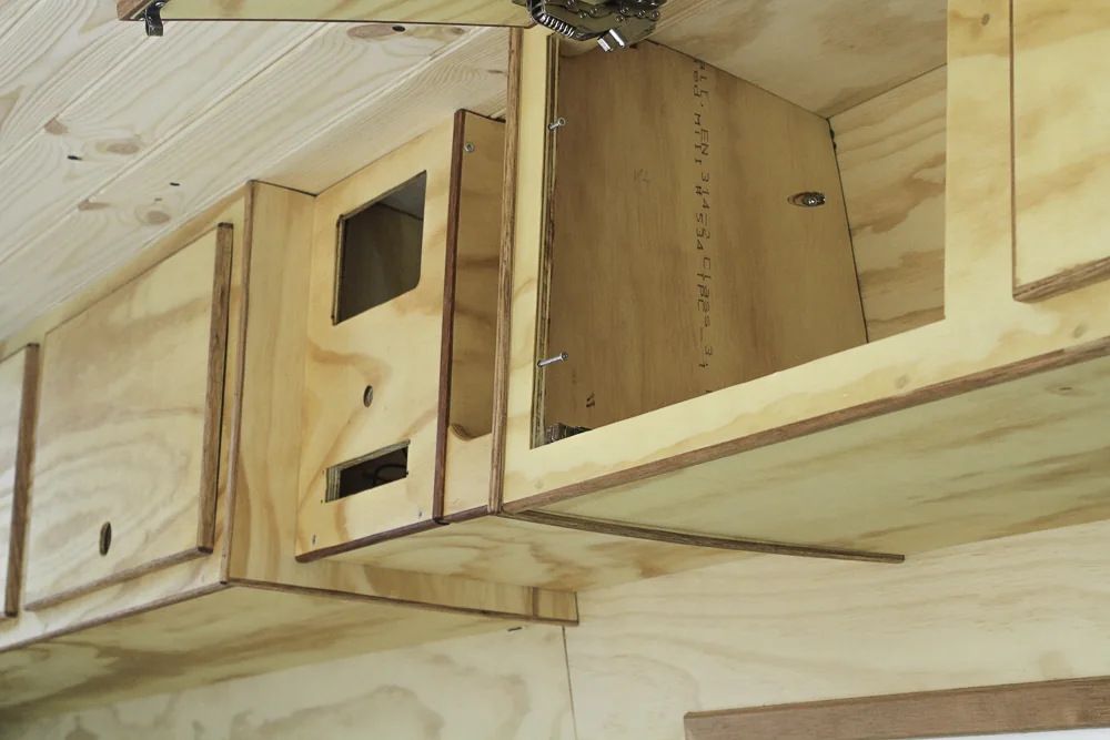 Afgebouwde multiplex kasten met houten inlegwerk in de bus