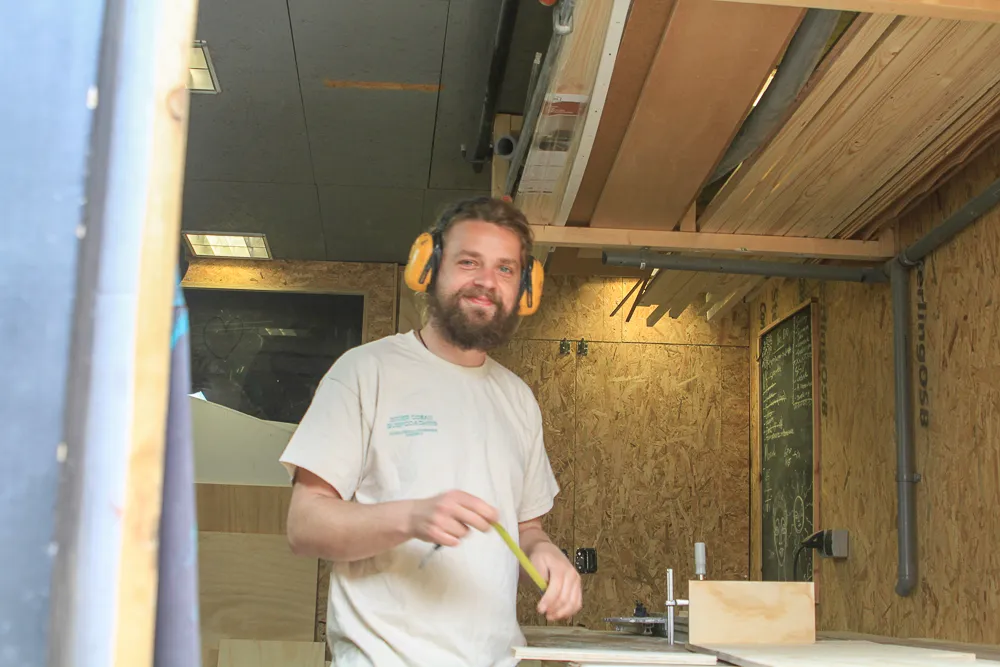 Bouwer aan het werk in de Surf Shack Vans werkplaats