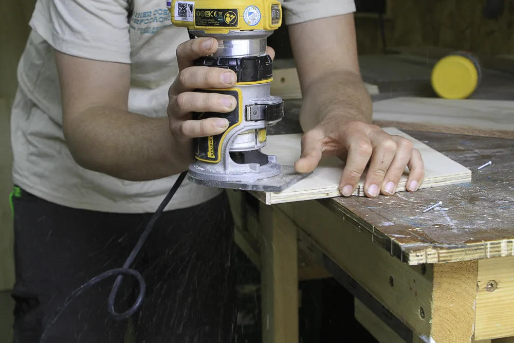 Bovenfrees in gebruik op een houten paneel