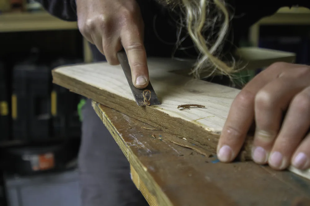 Detail van handgereedschap op het werkstuk