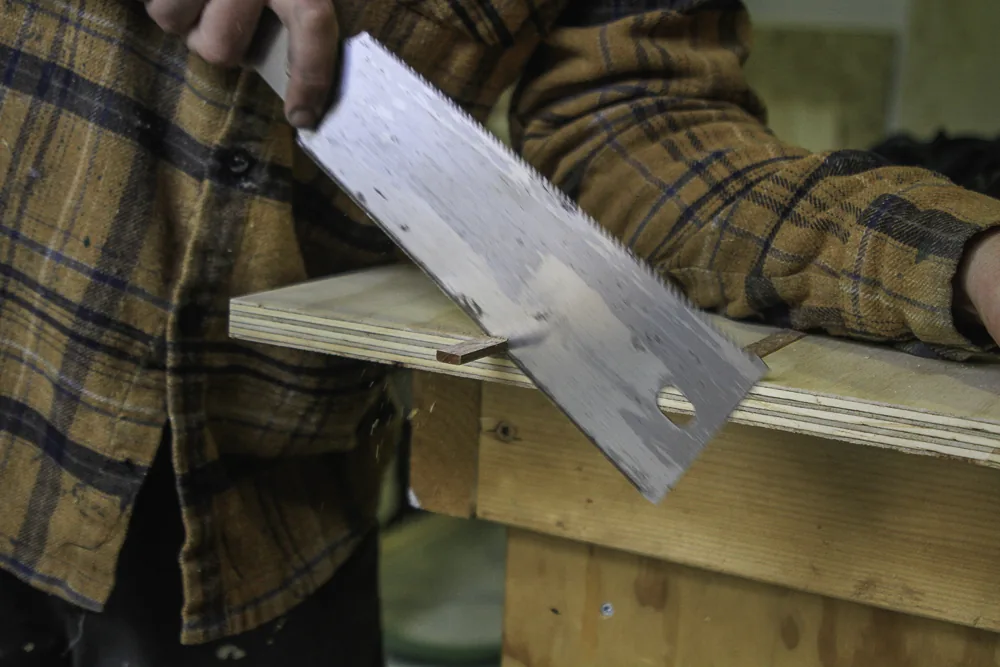 Handzaag in gebruik op de werkbank