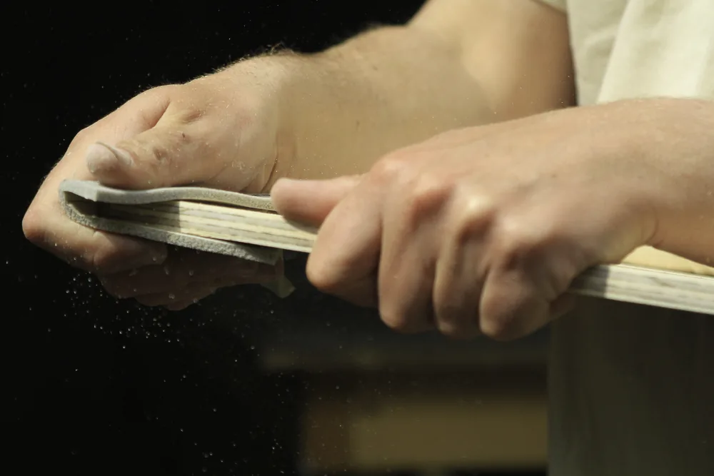 Met de hand schuren van houtwerk