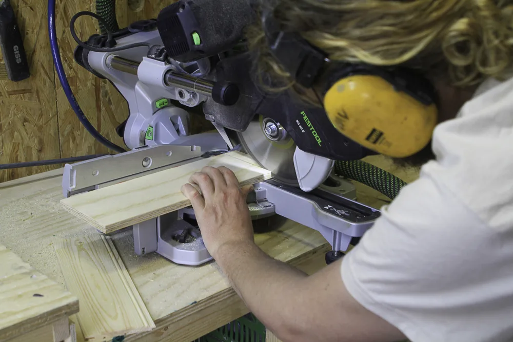 Houtwerk op maat zagen in de werkplaats